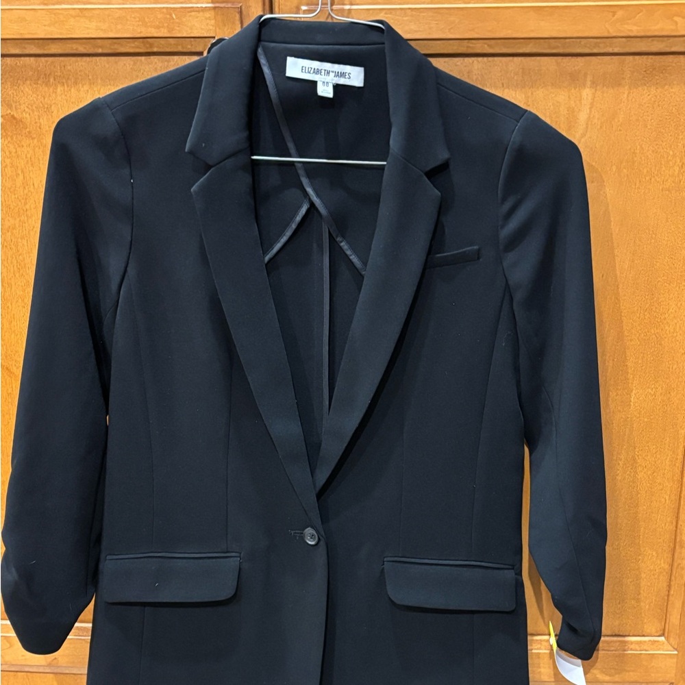Elizabeth and James  Black Ruched sleeve blazer. Size 00